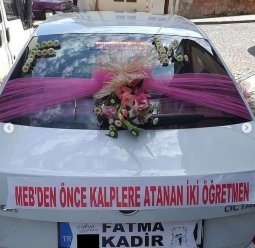 Evlenen Öğretmen Çiftlerin Gelin Arabası Yazıları