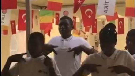 Mali’de işitme engelliler okulunda öğrencilerin işaret dili ile İstiklal Marşımızı okumaları etkileyici bir manzara oluşturdu.