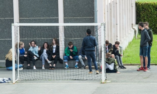 Okullara Getirilen Cep Telefonu Yasağına Fransız Öğrencilerin Tepkisi