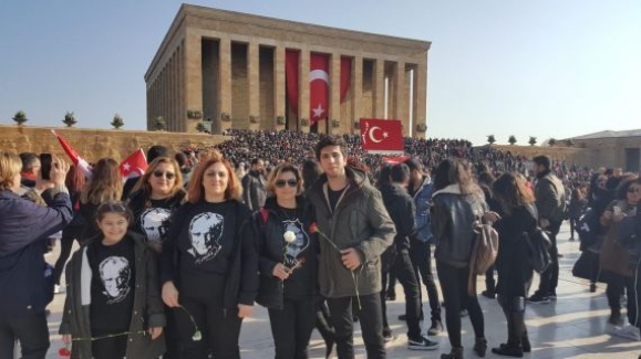 Lise öğrencileri Anıtkabir'i ziyaret etti ve okullarında Atatürk'ü andı