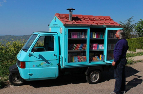 Seyyar Kütüphanesiyle Çocuklara Kitap Okumayı Sevdiren Emekli Öğretmen