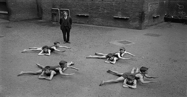 Fotoğraf 1920’lerde denize ulaşma imkanları olmayan çocukların yüzme eğitimi aldığı bir güne aitmiş.
