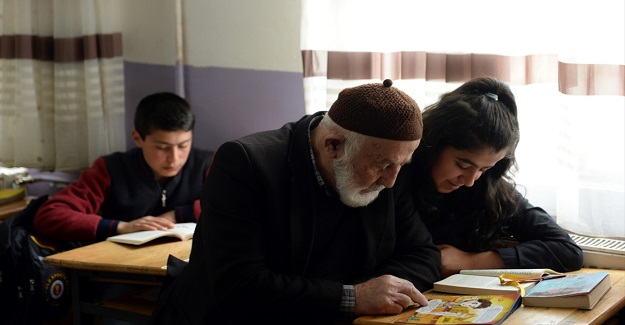 Köyde ki veliler sınıfta çocuklarıyla birlikte kitap okuyor