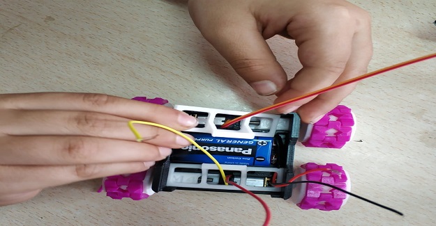 Ortaokul Öğrencileri Ve Öğretmenleri Kendi imkanlarıyla Robotik Oyuncak Araba Ürettiler