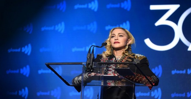 Madonna, çocuklarına cep telefonu almakla büyük hata yaptığını açıkladı