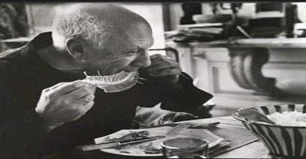 Picasso bir gün bir restorana gider.