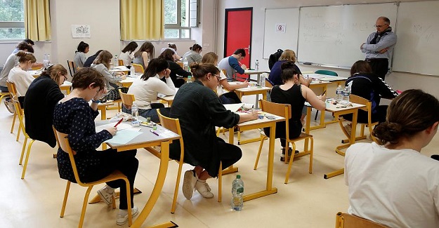 Bugün Fransa’da Liseyi Bitirme Sınavı (BAC) başlamış. 743.594 lise öğrencisi ilk aşamada "felsefe sınavı"nı geçmiş.