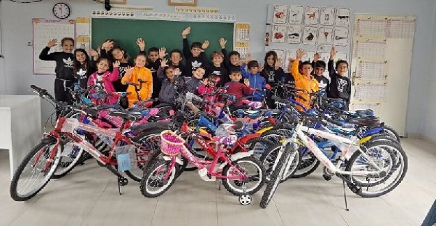 Öğretmen Tüm Öğrencilerine Bisiklet Hediye Etti