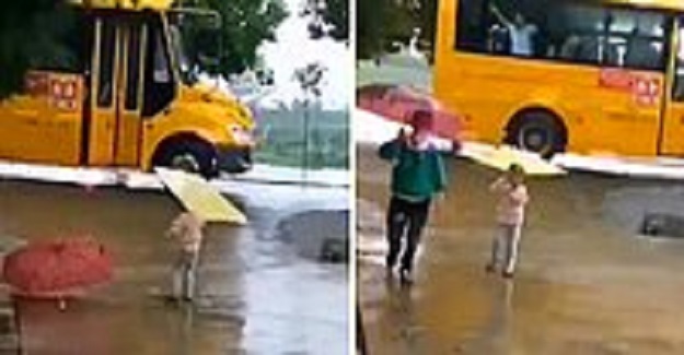 Okuldan Dönen Abisi Yağmurdan Dolayı Islanmasın Diye Şemsiyeyle Bekleyen Ufaklık