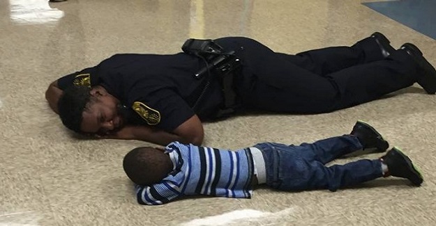 Üzgün Bir Çocuğu Teselli Etmek İçin Uğraşan Bir Polis Memuru