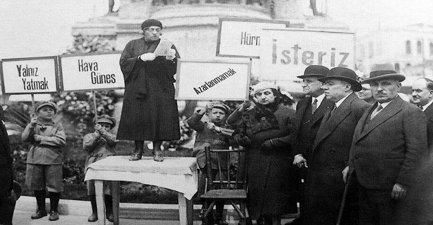 Yıl 1930..Yer Taksim Meydanı.. Nakiye öğretmen Çocuk Hakları Bildirgesi’ni okuyor