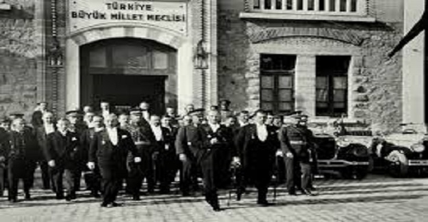 23 Nisan 1920'de Mustafa Kemal tarafından kurulan Türkiye Büyük Millet Meclisi Hükümeti'nde din hizmetleri ihmal edilmemiş,