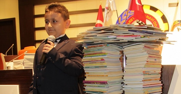 8 Yaşındaki Mahir, 4 Ayda Bin 53 kitap Okuyarak Guinness Rekorlar Kitabı'na Girdi