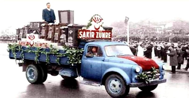 Eski Cumhuriyet Bayramı törenlerinde geçit törenine katılan kurum ve esnaflar traktör römorku veya bir kamyon karoseri üstünde