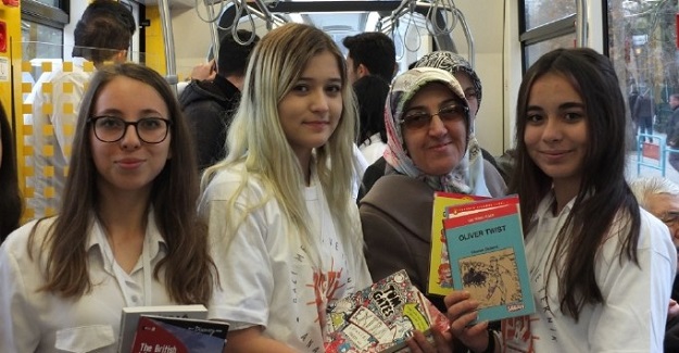 Eskişehir'de Öğrencilerden Örnek Davranış: Öğrenciler Tramvayda Seyahat Eden Vatandaşlara Ücretsiz Kitap Dağıttı