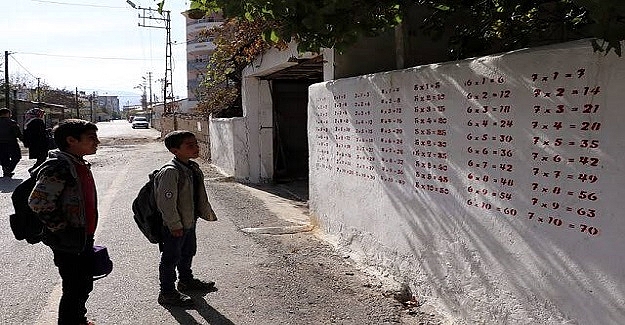 Evinin Sokak Duvarlarındaki Argo Yazıları Silip Duvara, İlkokul Öğrencilerinin Faydalanacağı Matematik Tablosu Oluşturdu
