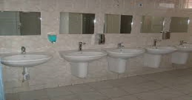 Talimatname İle Öğrencilerin Okul Tuvaletlerini Temizletilmesine Büyük Tepki