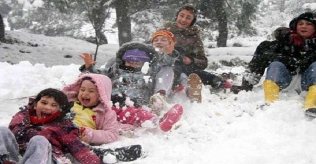 Kar Yağışı Nedeniyle Kar Tatili Haberleri Peş Peşe Gelmeye Devam Ediyor. Bir Çok İlimizde Okullar Tatil