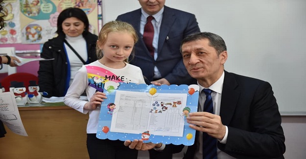 Milli Eğitim Bakanı Ziya Selçuk, 2019-2020 eğitim öğretim yılının ilk karnelerini ilkokulda dağıttı