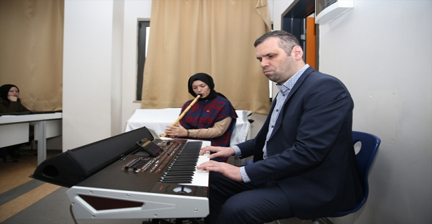 Görme Engelli Müzik Öğretmeni Ahmet Yılmaz Azmiyle Herkese Örnek Oluyor