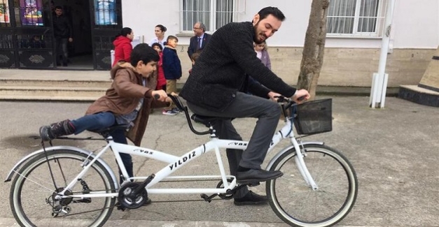 Görme Engelli Öğrencilerinin Hayali Olan Bisiklete Binmeyi Gerçekleştiren Öğretmen