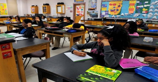 Ortaokul Sınıfında Kıpırdamadan Oturup Ders Dinlemeye Çalışan Bir Terapist O Gürültüye Katlanmak İmkansız