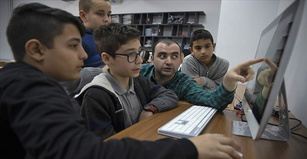 Serabral Palsi Hastası Öğretmen Okulda Özel Olarak "Bilgisayar Kurdu" Öğrenciler Yetiştiriyor