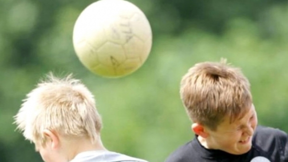 Doktorlardan Uyarı: Çocukların Futbol Topuna Kafa İle Vurmaları Yasaklanmalı