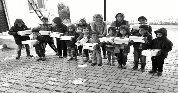 Mersin'de Köy Okulunda Eğitim Gören Öğrencilere Ayakkabı Yardımı Yapıldı