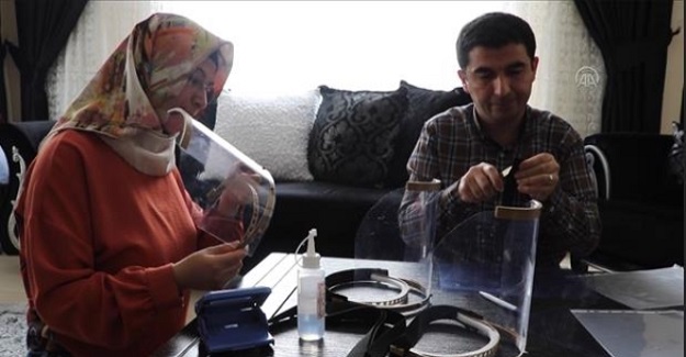 Adana'da Öğretmen Çift Sağlık Çalışanları İçin Siperlik Üretiyor