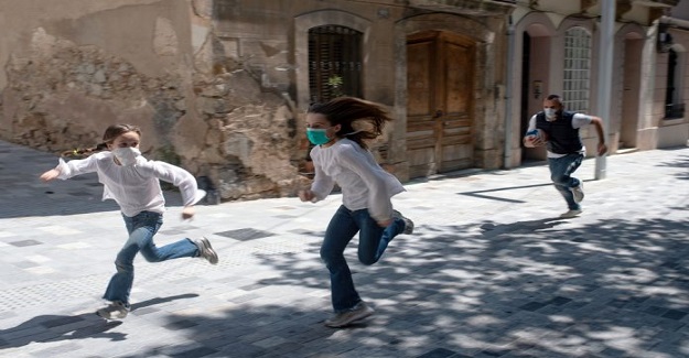 İspanya’da Çocuklar 45 Gün Sonra İlk Kez Sokağa Çıktılar