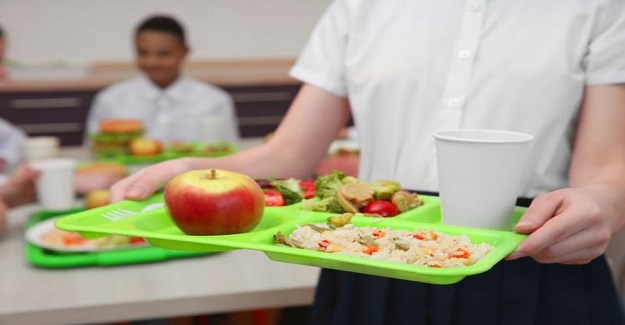 Öğle Yemeğinden Artan Yemekleri Öğrencilerinin Evine Gönderen Okul . Böylece Hiçbir Yemek Çöpe Gitmiyor