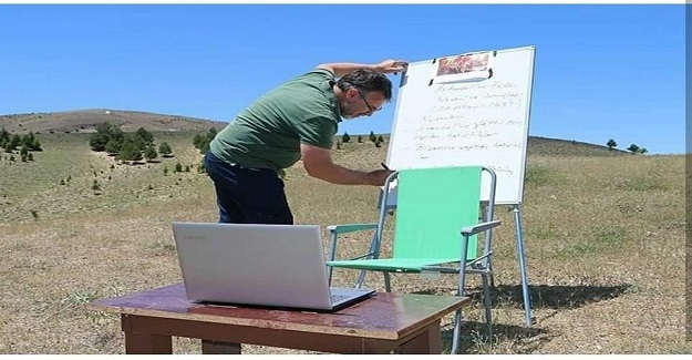 Elazığ'da Yaşayan Ve İnternet Çekmediği İçin 1 Km Uzaklıktaki Tepeye Çıkıp Öğrencilerine Online Ders Veren Öğretmen