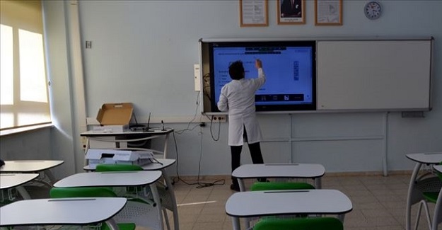 Öğretmenler Sınıfta Kamera Karşısına Geçerek Öğrencileriyle Ders İşliyor