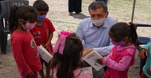 Milli Eğitim Bakanı Ziya Selçuk, Tarlada Çalışan Çocuklara İlkokul Tatil Kitabı "Arkadaşı" Verdi