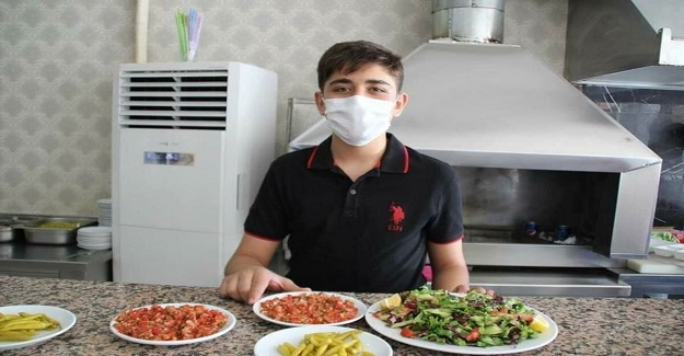 Hiç Bir Kursa Gitmeden, Garsonluk Yaparak LGS'de Türkiye Birincisi Olan Akif Bayram