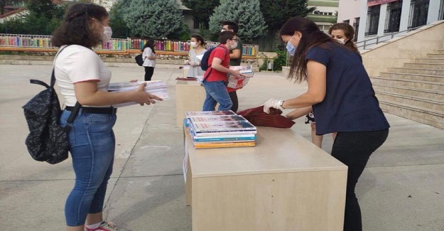 Öğrenciler Okullarıyla Buluşamazsa, MEB Ders Kitaplarını Öğrenciler İçin Hazırladı