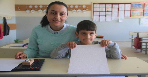 Görme Engelli Öğrencisine Gönüllü Ders Vermek İçin Braille Alfabesini Öğrenen Öğretmen