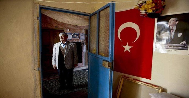 76 Yaşındaki Emin Amca, Köy Meydanında Kendi İmkanlarıyla Kütüphane Kurdu